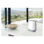 Vista lateral del sistema Mesh WiFi 6 NETGEAR Orbi RBK853 con tecnología AX6000, tribanda (2,4 GHz/5 GHz/5 GHz), color gris, SKU RBK853-100EUS