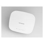 Vista frontal del NETGEAR WAC540, un punto de acceso inalámbrico blanco con velocidad de 1733 Mbps y soporte de Energía sobre Ethernet, SKU WAC540-10000S.