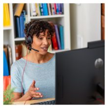 Auriculares Poly Blackwire 5220 con conexión USB-A, micrófono con cancelación de ruido y control de volumen, SKU 207576-201