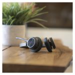 Auriculares Poly Voyager 4320 UC estéreo con conectividad USB-A, adaptador BT700 USB-A y base de carga. SKU: 77Y99AA