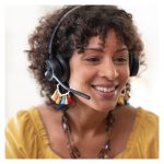 Poly Auriculares Voyager 4320 con conexión USB-C, adaptador BT700 y soporte de carga, SKU 77Z31AA