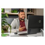 Auriculares intrauriculares Poly Voyager Free 60+ UC en color negro carbono con adaptador USB-A BT700 y estuche de carga con pantalla táctil. SKU: 7Y8G3AA