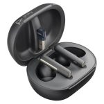 Auriculares intrauriculares Poly Voyager Free 60+ UC en color negro carbono con adaptador USB-A BT700 y estuche de carga con pantalla táctil. SKU: 7Y8G3AA