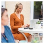 Auriculares intrauriculares Poly Voyager Free 60+ UC en color negro carbono con adaptador USB-C BT700 y estuche de carga con pantalla táctil, SKU 7Y8G4AA