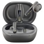 Auriculares intrauriculares Poly Voyager Free 60+ UC en color negro carbono con adaptador USB-C BT700 y estuche de carga con pantalla táctil, SKU 7Y8G4AA