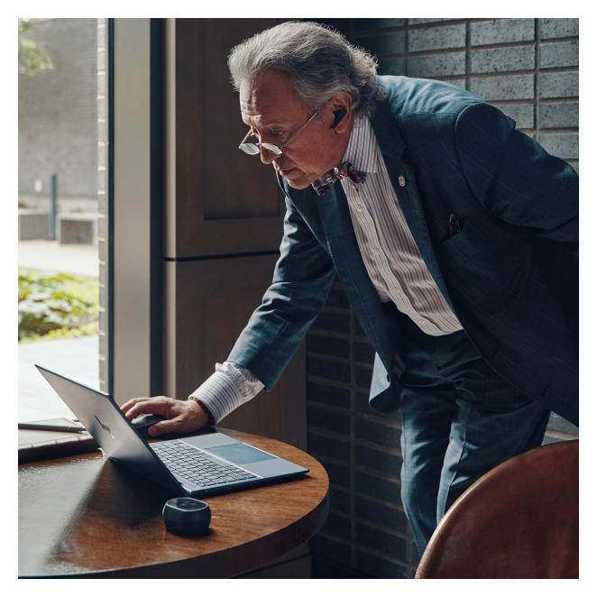 Poly Intrauriculares Voyager Free 60+ UC color Negro Carbono +Adaptador USB_C BT700 +Estuche de carga con pantalla táctil 2 Poly intrauriculares Voyager Free 60+ UC - En uso