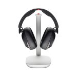 Auriculares Poly modelo Voyager Surround 85 UC con conectividad USB-C, adaptador USB-C/A y base de carga incluidos. SKU: 8G7T7AA