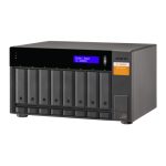Vista frontal de la QNAP TL-D800S, un fiable y espacioso chasis de almacenamiento externo en color negro y gris, compatible con discos duros y SSD de 2.5 y 3.5 pulgadas. SKU TL-D800S