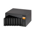Vista frontal de la QNAP TL-D800S, un fiable y espacioso chasis de almacenamiento externo en color negro y gris, compatible con discos duros y SSD de 2.5 y 3.5 pulgadas. SKU TL-D800S
