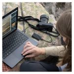 Disco duro externo Samsung MU-PG1T0B con 1 TB de capacidad, puerto USB Tipo C y velocidad 3.2 Gen 2 de 10 Gbps, en color negro. SKU: MU-PG1T0B/EU