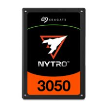 Vista del Seagate Nytro 3350, un disco duro de 3.84 TB con interfaz SAS y tecnología 3D eTLC. SKU: XS3840SE70065.