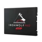 Vista frontal del Seagate IronWolf 125 Pro con 3.84 TB de capacidad, tecnología 3D TLC y conexión SATA III, SKU ZA3840NX1A001