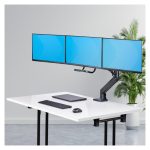 Soporte VESA de sobremesa de StarTech.com para tres monitores de 27 pulgadas, modelo 3M1A3SG-MONITOR-ARM, con montajes 75x75 y 100x100 y ajuste sin herramientas.