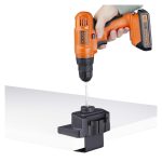 Soporte de escritorio StarTech.com para 3 monitores VESA 75x75/100x100 de 27 pulgadas, SKU 3MP2AG-MONITOR-ARM. Incluye opción de fijación por grommet o abrazadera en C y brazos asistidos por resorte.