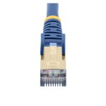 Cable de red Ethernet Cat6a azul de 7.5 metros fabricado por StarTech.com, sin enganches y con alambre de cobre. SKU 6ASPAT750CMBL