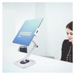 Soporte ajustable de sobremesa StarTech para tablet con capacidad de 1kg y montaje en pared. Incluye base ergonómica, giro, rotación e inclinación. SKU ADJ-TABLET-STAND-W