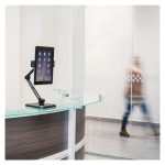 Soporte StarTech.com con brazo ajustable para tablet, pivotante para montaje en pared, SKU ARMTBLTDT. Para tablets de diferentes tamaños y fácil instalación.