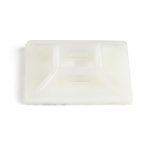 Imagen del soporte para brida blanco de StarTech, modelo CBMCTM3, fabricado en nylon y vendido en pack de 100 unidades