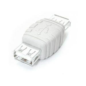 Adaptador conversor StarTech.com USB A hembra a hembra en color blanco con SKU GCUSBAAFF
