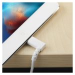 StarTech.com Cable USB-A a Lightning de 1 metro en color blanco acodado a 90 grados a la derecha, SKU RUSBLTMM1MWR, resistente y certificado MFi para iPhone