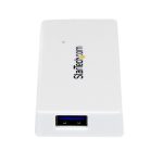 Vista del adaptador concentrador hub USB 3.0 StarTech de 4 puertos con velocidad de 5Gbps, modelo ST4300MINU3W, en color blanco
