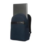 Mochila Targus EcoSmart para viajes, color marina, hecha de materiales reciclados. SKU: TSB96002GL.