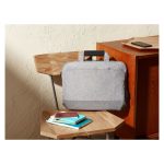 Maletín para portátil Targus de 15.6 pulgadas en color gris, modelo TSS960GL, con compartimentos y diseño estilizado.