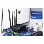Router inalámbrico Teltonika RUT950 con conectividad 4G y Ethernet rápido capaz de ofrecer alta velocidad en color negro. SKU: RUT950U022C0