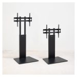 Soporte de suelo modelo Mirror de la marca TooQ, compatible con pantallas de 32 a 85 pulgadas, en color negro, SKU FS2288M-B.