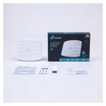 Vista del TP-Link Omada EAP225, un punto de acceso inalámbrico blanco con una velocidad de 1350 Mbit/s y soporte de Energía sobre Ethernet (PoE). SKU: EAP225