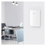 Imagen del TP-Link Omada EAP615-WALL, punto de acceso inalámbrico color blanco con velocidad de hasta 1774 Mbit/s y tecnología PoE. SKU: EAP615-Wall