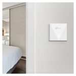 Vista frontal del TP-Link Omada EAP650-Wall, punto de acceso inalámbrico blanco, velocidad hasta 3000 Mbps, compatible con PoE. SKU: EAP650-wall