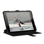 Funda Urban Armor Gear Metropolis para iPad 10.2″, color negro, SKU 121916114040, mostrando diseño robusto y protección avanzada
