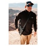 Imagen de la correa negra Urban Armor Gear, modelo B-SHLDSTRP-BK, diseñada para brindar seguridad adicional a las fundas de tabletas.