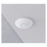 Vista del producto Ubiquiti U7 Pro con velocidad de hasta 5800 Mbit/s en color blanco y soporte para Energía sobre Ethernet (PoE), SKU U7-PRO