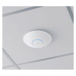 Vista del producto Ubiquiti U7 Pro con velocidad de hasta 5800 Mbit/s en color blanco y soporte para Energía sobre Ethernet (PoE), SKU U7-PRO