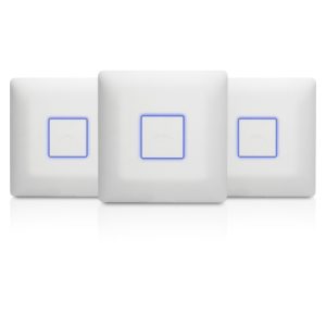 Imagen del Ubiquiti UAP-AC-3, un punto de acceso inalámbrico blanco con velocidad de hasta 1300 Mbit/s y SKU UAP-AC-3