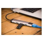 Base para portátil y replicador de puertos Verbatim con conectividad USB 3.2 Gen 1 Type-C, modelo 49141, en colores negro y plata.