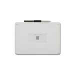 Imagen de la Wacom One M tableta digitalizadora en colores negro y blanco con dimensiones de 216 x 135 mm y conectividad USB. SKU: CTC6110WLW2B