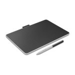 Imagen de la Wacom One M tableta digitalizadora en colores negro y blanco con dimensiones de 216 x 135 mm y conectividad USB. SKU: CTC6110WLW2B