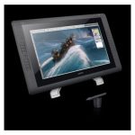 Imagen de la Wacom Cintiq 22HD, una tableta digitalizadora negra con resolución de 5080 líneas por pulgada y dimensiones de 479 x 271 mm. SKU DTK-2200.