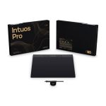 Imagen de la tableta digitalizadora Wacom Intuos Pro Large, color negro, con dimensiones de 349 x 195 mm y conectividad USB/Bluetooth. SKU: PTK870K0B.